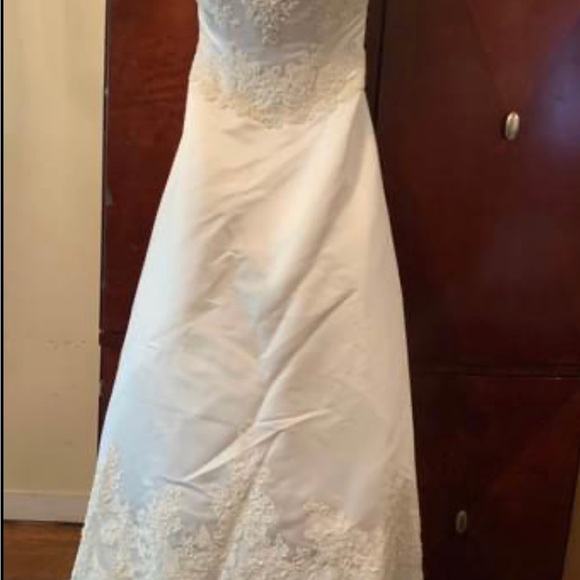 Wedding gown size 12 fit like an size 8 - Picture 4 of 5